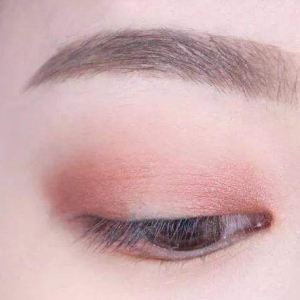 肿眼泡的妹子化眼妆的一些方法，让你看起来更好